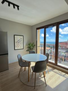 Large Luxury Holiday Apartment with Sea Views, Pool, Gym & Free Parking - 9
