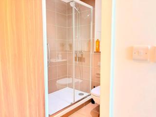 Cozy 2 Bed Flat, 1 Min from Tube, Sleep 6, BP3 - 1