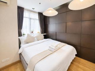 Large 6 Pax Bedroom with 3 Beds and Balcony next to Nana BTS - 1