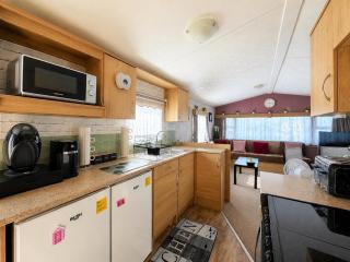 8 Berth Caravan With Side Decking At Harts Holiday Park In Kent Ref 74283Fv - 5