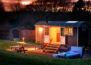 Nutkins Luxury Shepherd Hut with hot tub close to Lyme Regis - 0