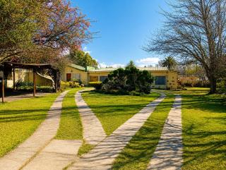 Rheola's Guest Cottage - 4