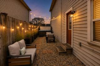 Capitol House - 3 Bed 1 Full and 1 Half Bath, Pet Friendly with Hot Tub walk to Lucas Oil Stadium - 2