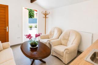 Modern Studio Apartment with Free Wi-Fi - 4