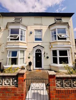 Spacious Home, Walk to City Centre & Free Parking - 1