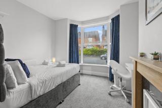5-Bed Family & Group Stay Near Cricket Ground - 0