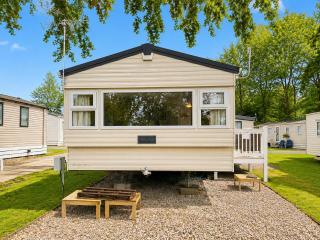 Cosy dog-friendly caravan at Bowland Fell in Yorkshire ref 93022S - 8