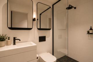 Melbourne City Skyline 180 Degree Views with Pool Gym & Sauna - 4