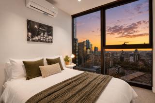 Melbourne City Skyline 180 Degree Views with Pool Gym & Sauna - 1