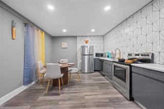 Modern 2BR City Center Getaway with Free Park - 0