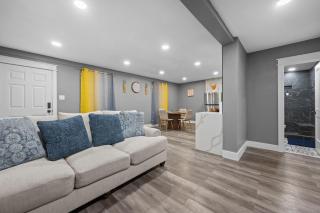 Modern 2BR City Center Getaway with Free Park - 9