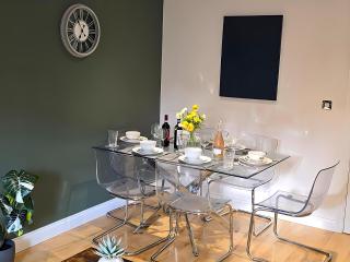 Group House Sleeps 9 with Garden and Parking - 9