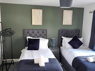 Group House Sleeps 9 with Garden and Parking - 7