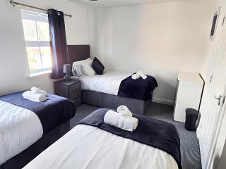 Group House Sleeps 9 with Garden and Parking - 5