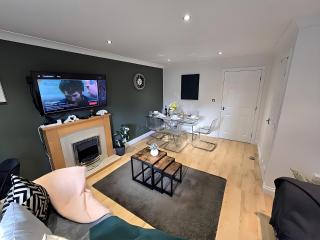 Group House Sleeps 9 with Garden and Parking - 8