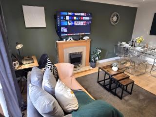 Group House Sleeps 9 with Garden and Parking - 2