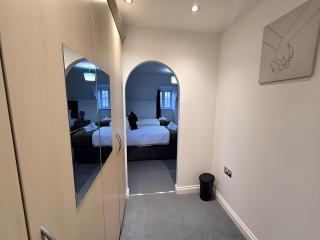 Group House Sleeps 9 with Garden and Parking - 3