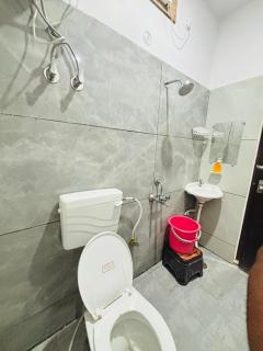 Hotel Decent High - Laxmi Nagar Metro Station - 1