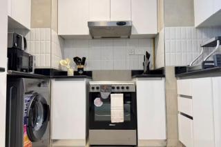 Al Raha 2BR Haven - Elegant Luxury Escape - 1