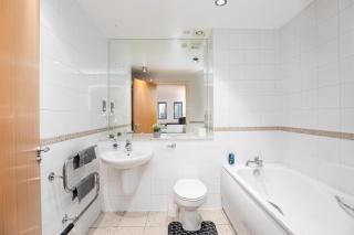 2 Bed 2 Bath Leeds City Centre Apt w Balcony - 1