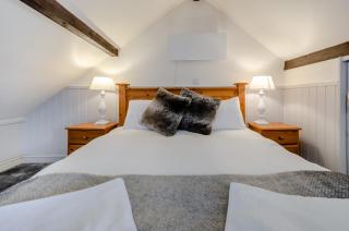 Cottage - Sleeps 4 - Parking - 3