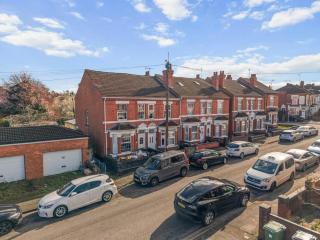 Spacious 5 Bedroom Home Large Families and Groups - 9