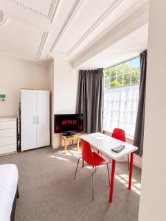 Modern 2-Bedroom Flat near Crystal Palace - 0