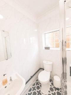 Modern 2-Bedroom Flat near Crystal Palace - 2
