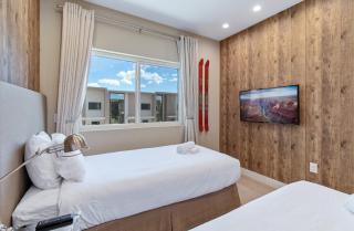 Sunny Home | Resort Community • Near Disney - 4