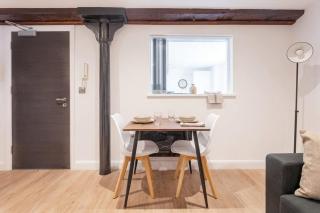 Modern 1 Bed Apt with Parking in Burton on Trent - 8