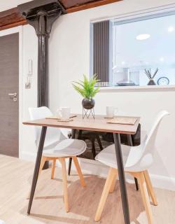 Modern 1 Bed Apt with Parking in Burton on Trent - 2