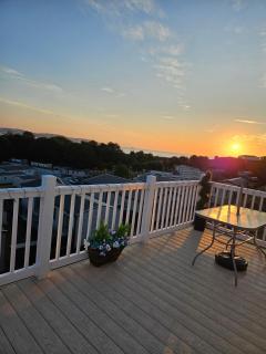 Cabin - Sleeps 6 - Parking and Pool - 2