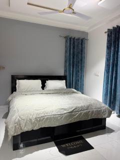 Deutsch Inn Luxury Behind West hills Mall - 4
