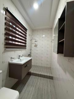Deutsch Inn Luxury Behind West hills Mall - 1