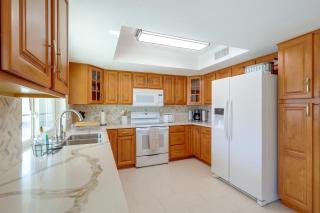 5 Mi to Lake Havasu: Home w/ Yard & Pool - 3