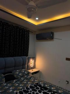 Modern 1BR Fast-Wifi Sardar Heights - 9