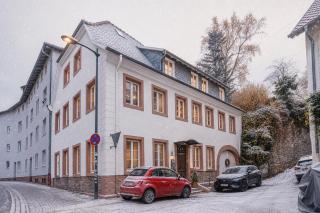 Traumhaft gelegene Altbau-Wohnung im Herzen von Weinheim - Parking - 9