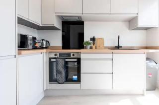 Stylish 2-Bedroom Apartment Near Leeds Centre - 2
