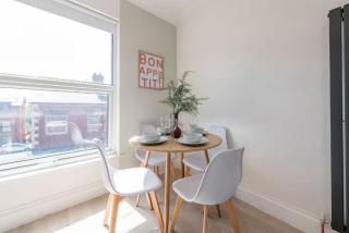 Stylish 2-Bedroom Apartment Near Leeds Centre - 5