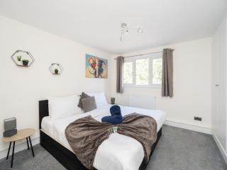 Pet Friendly House Close To Gatwick - 0