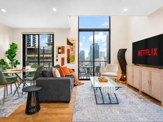 2BR CBD Modern Retreat - Pool, Gym & Free Parking - 0