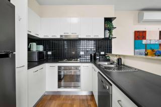 2BR CBD Modern Retreat - Pool, Gym & Free Parking - 6