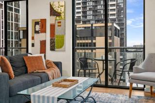 2BR CBD Modern Retreat - Pool, Gym & Free Parking - 2