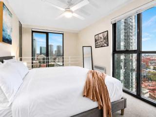 2BR CBD Modern Retreat - Pool, Gym & Free Parking - 1