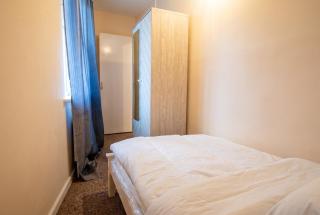 3-Bed Townhouse in Central Swindon, Courtyard - 2