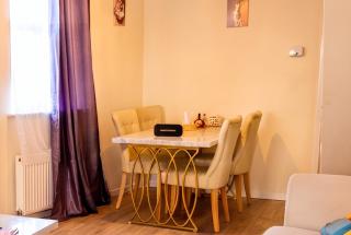 3-Bed Townhouse in Central Swindon, Courtyard - 5