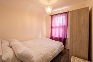3-Bed Townhouse in Central Swindon, Courtyard - 4