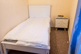 3-Bed Townhouse in Central Swindon, Courtyard - 1