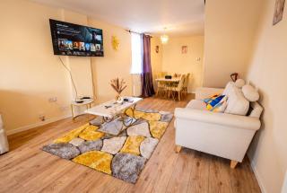 3-Bed Townhouse in Central Swindon, Courtyard - 8