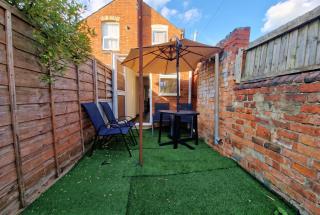 3-Bed Townhouse in Central Swindon, Courtyard - 7